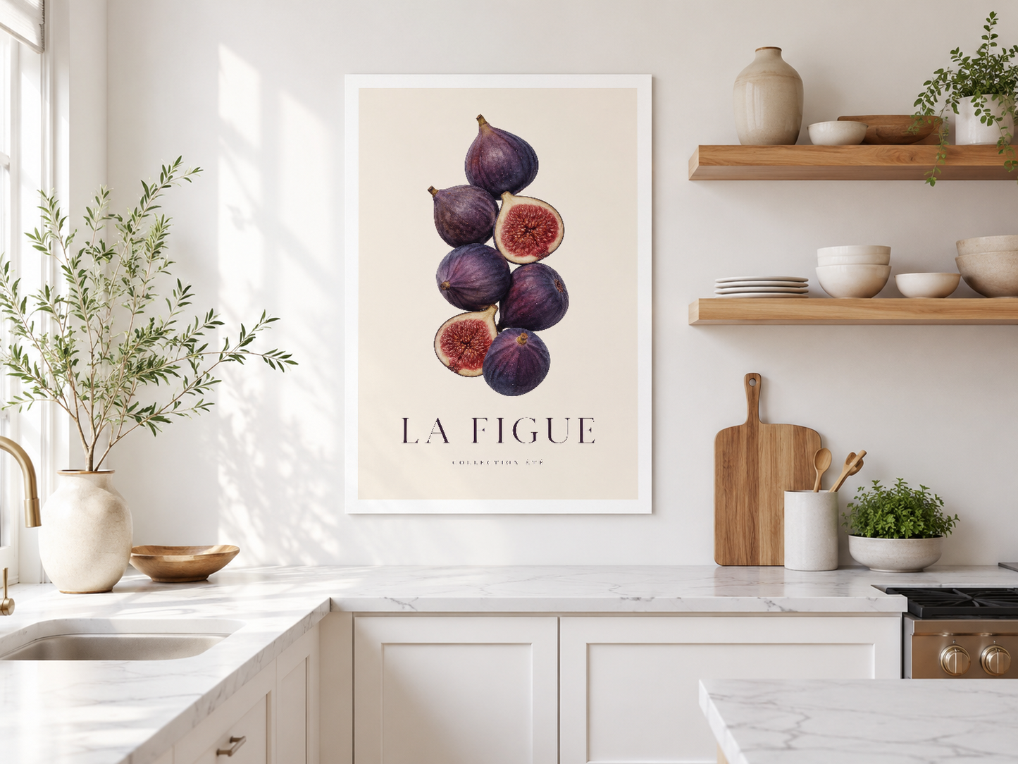 Yumuşak doğal ışıkta, incir temalı botanik poster, minimalist mutfak dekorasyonunun merkezi noktası.