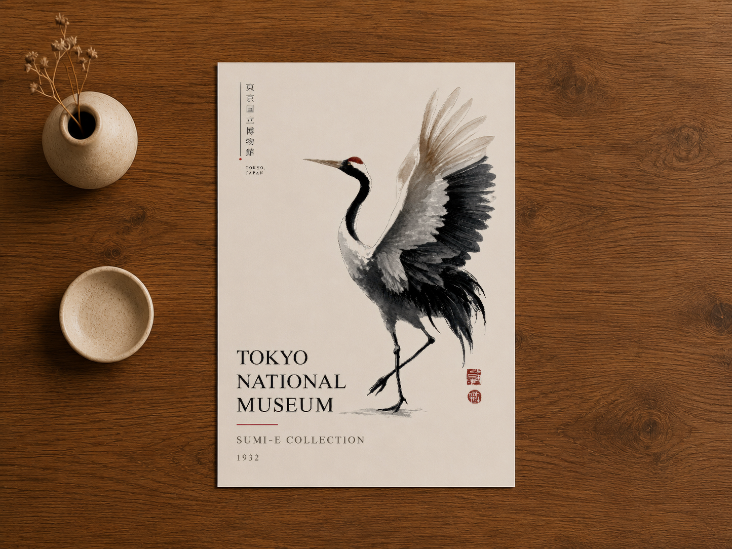 Ahşap masanın üzerinde duran geleneksel Japon sanat tablosu, Sumi-e stilinde turna çizimi ve müze koleksiyonu damgasıyla.