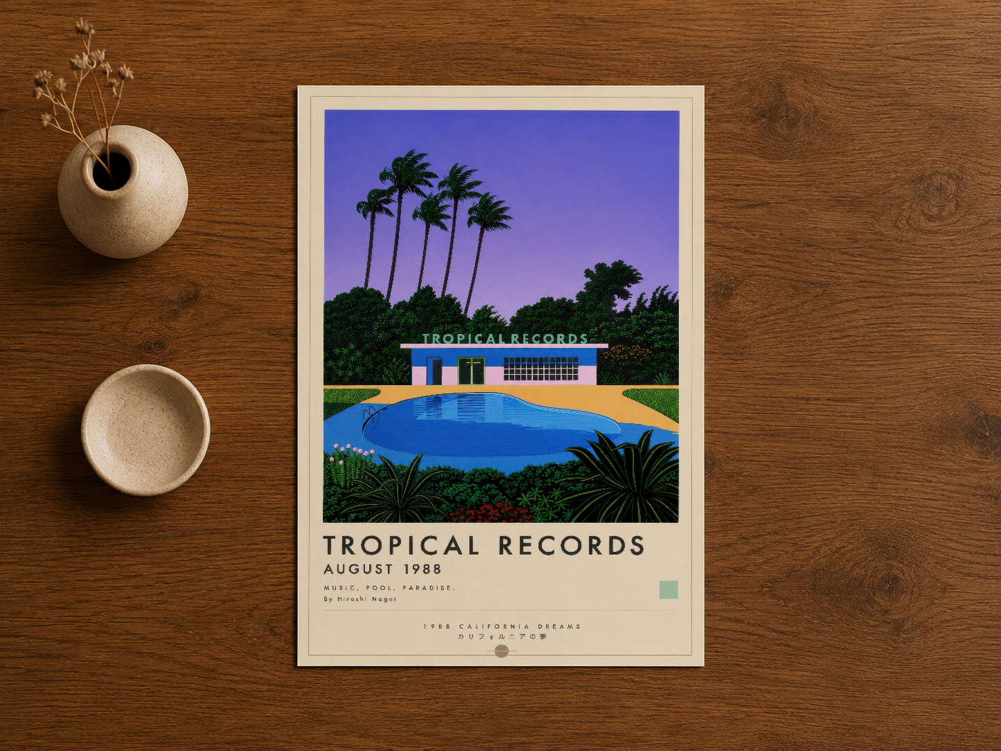 Vintage Tropical Records sanat baskısı, ahşap zemin üstünde minimal dekorasyon ürünü.