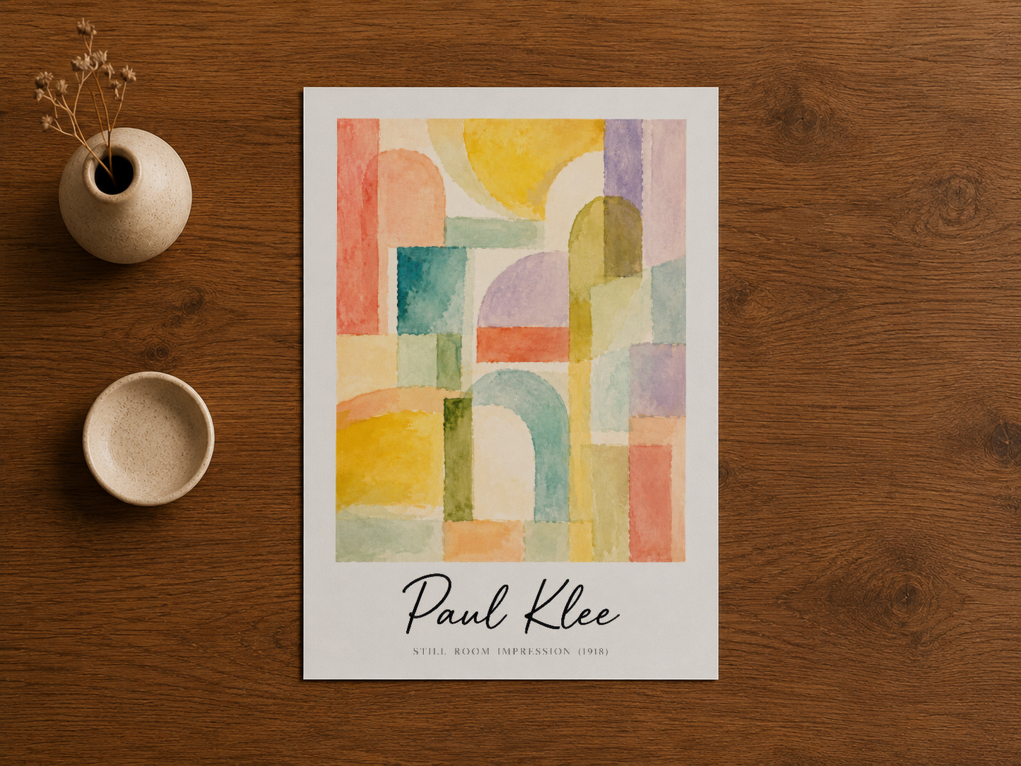 Paul Klee'nin 1918 eserinin baskısı, ahşap zeminde sergilenen parlak geometrik desenler ve yumuşak renk geçişleriyle.