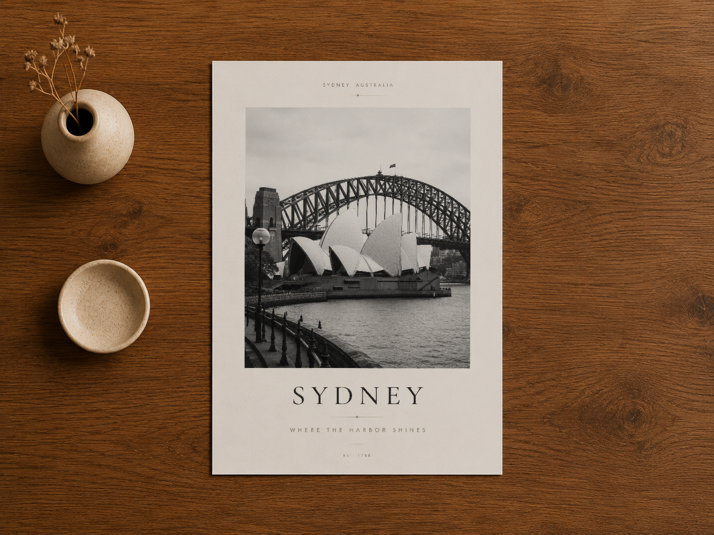 Sydney'nin zamansız siyah beyaz görünümü taşıyan poster, ahşap arka plan üzerinde minimalist estetik.