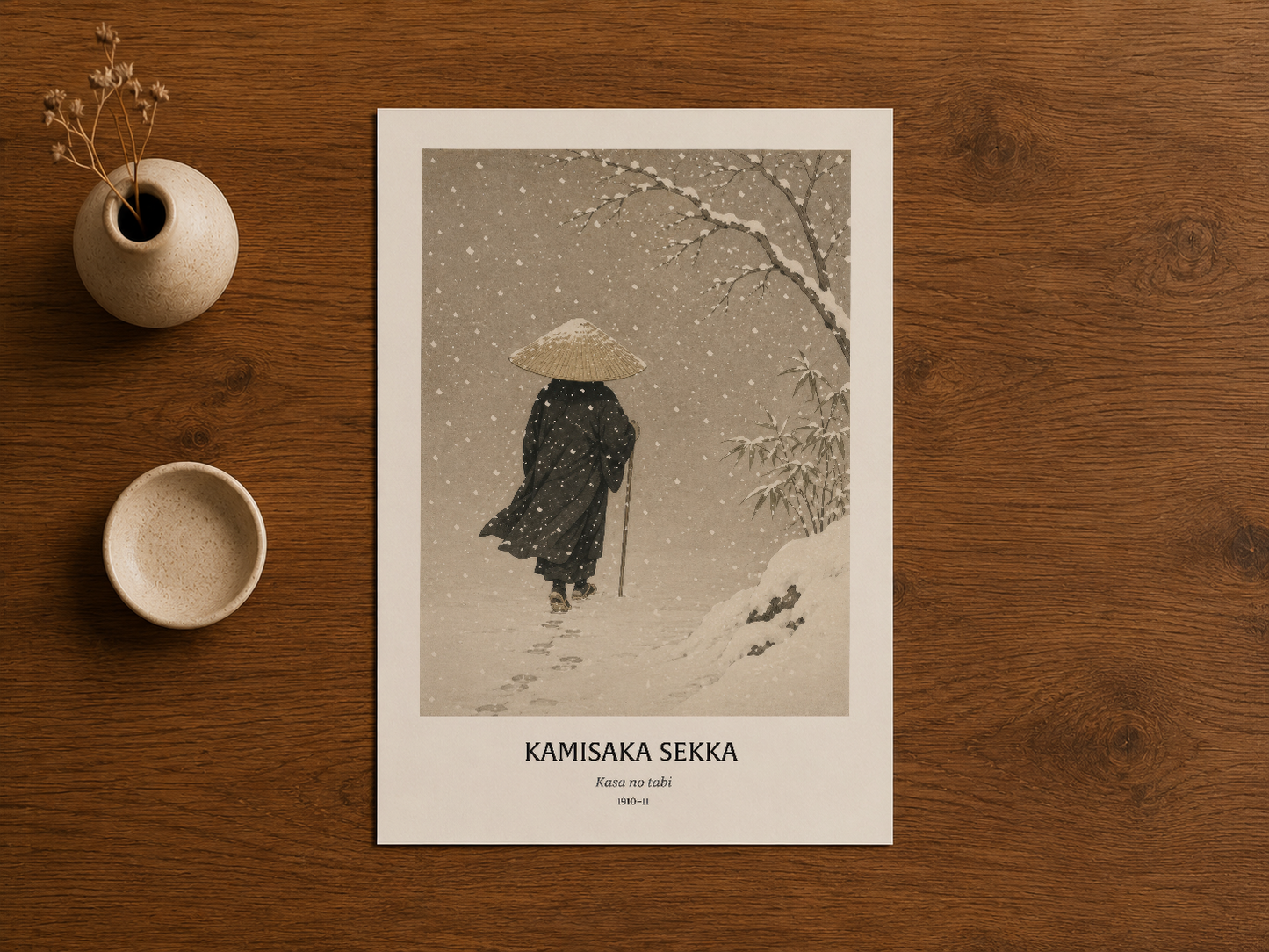 Kamisaka Sekka sanat tablosu, dekoratif seramik objeler arasında ahşap masada yerleştirilmiş.