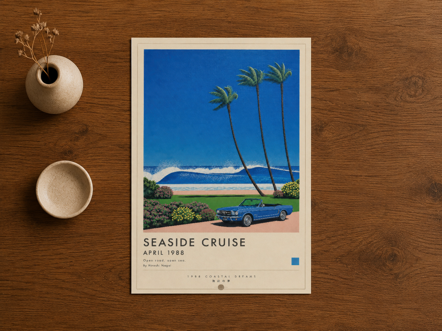 Retro yolculuk temalı sanat çalışması, doğal mobilya yanında duran çerçeveli baskı örneği.
