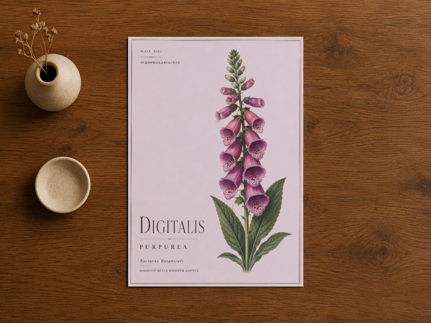 Digitalis çiçek tablosu, botanik sanat baskısı, naturel ahşap dokusuyla gözüküyor.