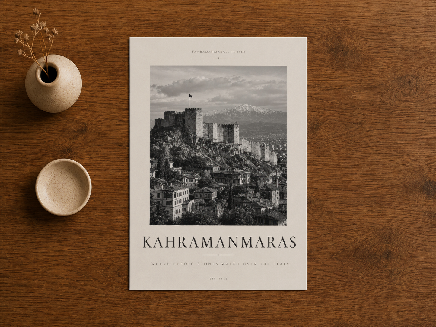 Türkiye'nin efsanevi şehri Kahramanmaraş'ı yansıtan monokrom poster, ahşap doku ortamında.