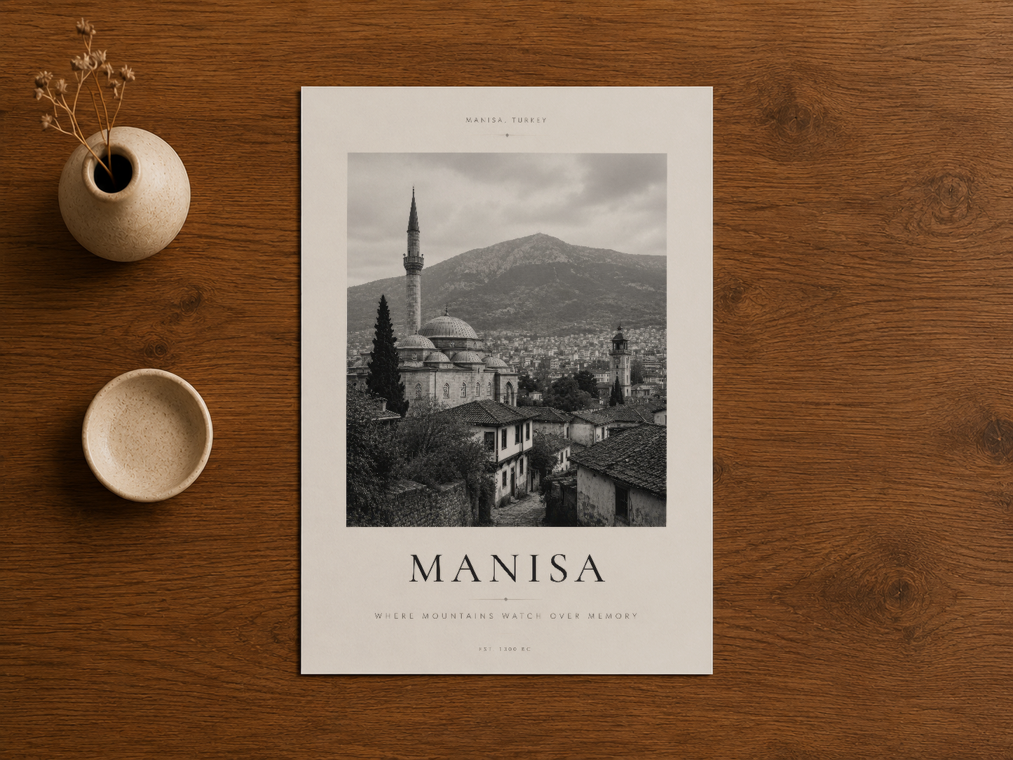 Manisa tablosu, seramik vazo dekorasyonlu ahşap masa üstünde, minare ve şehir fotoğrafı ile.