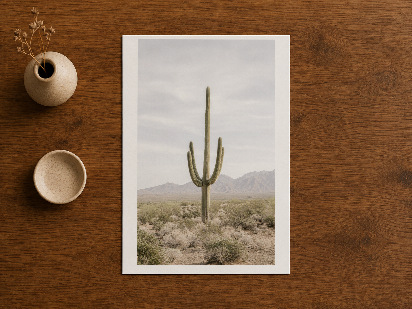 Ahşap yüzeyde sergilenen, saguaro kaktüsü çöl sahnesinin sakin ve doğal estetik tablo baskısı.
