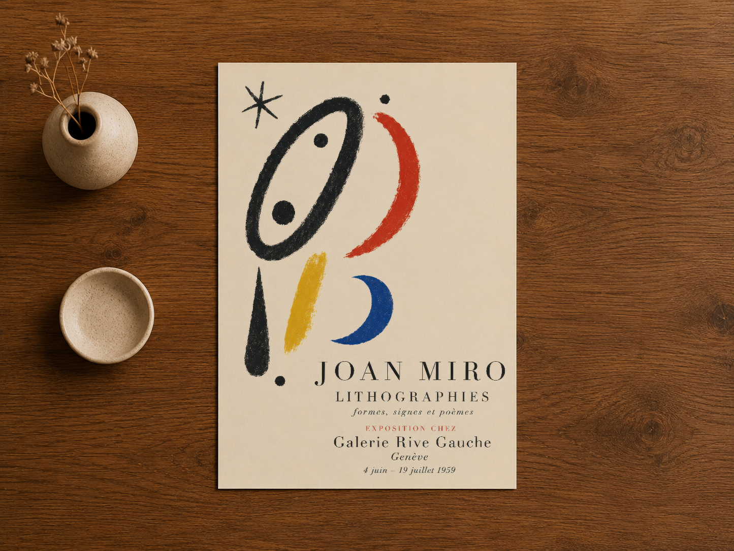 Joan Miro Lithographies tablosu, ahşap masa üzerinde sergilenen orijinal sanat baskısı.