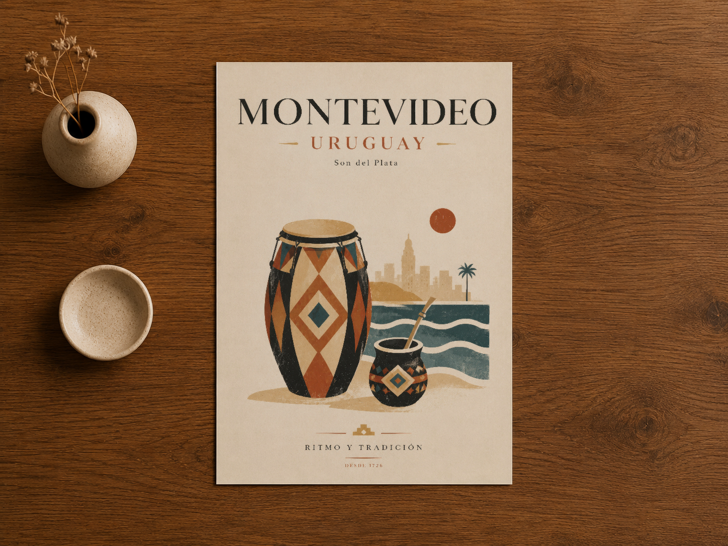 Geleneksel davullar ve dalgaların resmedildiği Montevideo Uruguay baskısı, etnik sanat ve coğrafi özellikleri birleştiren