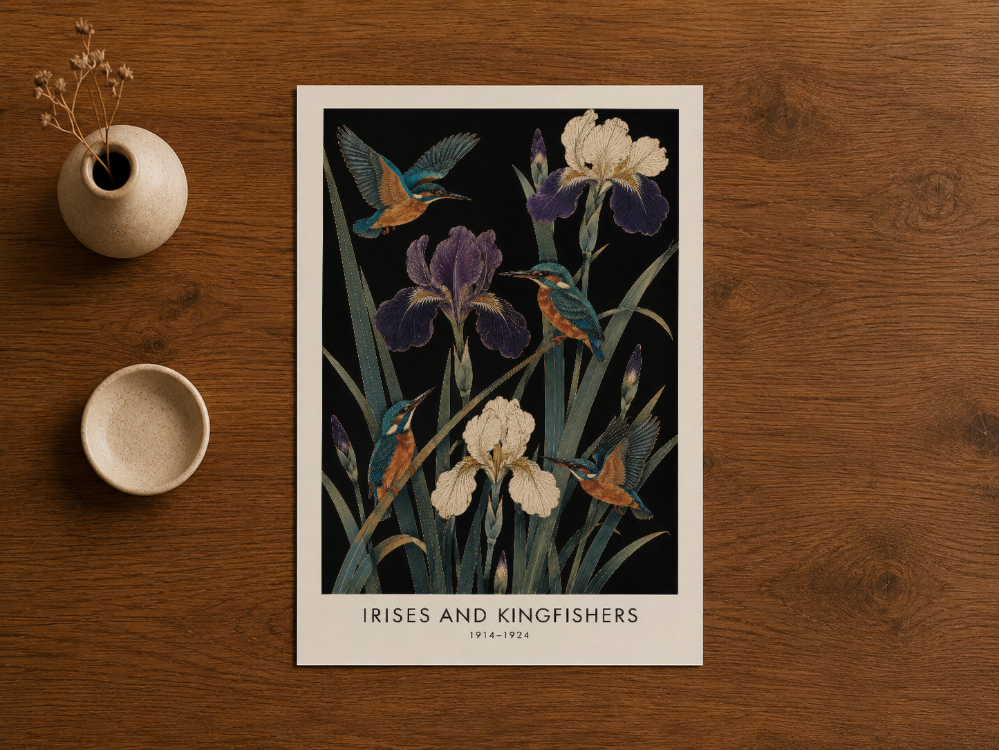 Iris ve kısfişek botanical tasarım tablosu, ahşap masa üstünde bohem dekor aksessuarlarıyla konumlanmış