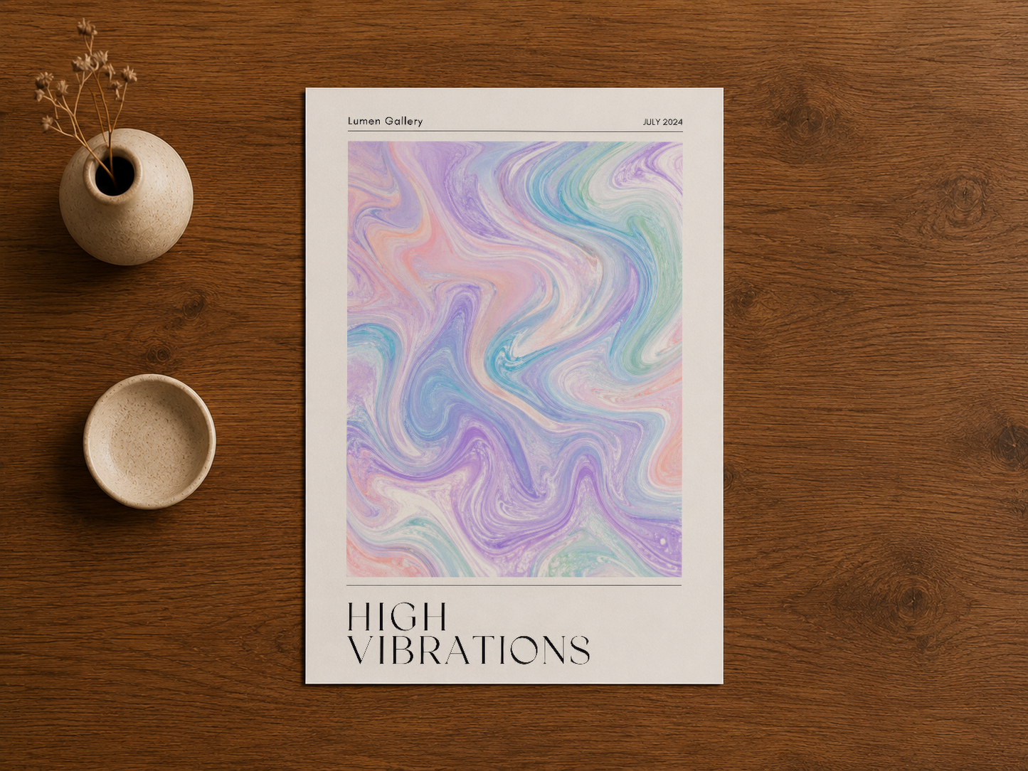 Renkli akış deseni bulunan High Vibrations posterinin detaylı gösterimi, ahşap masanın üzerinde yer almaktadır.