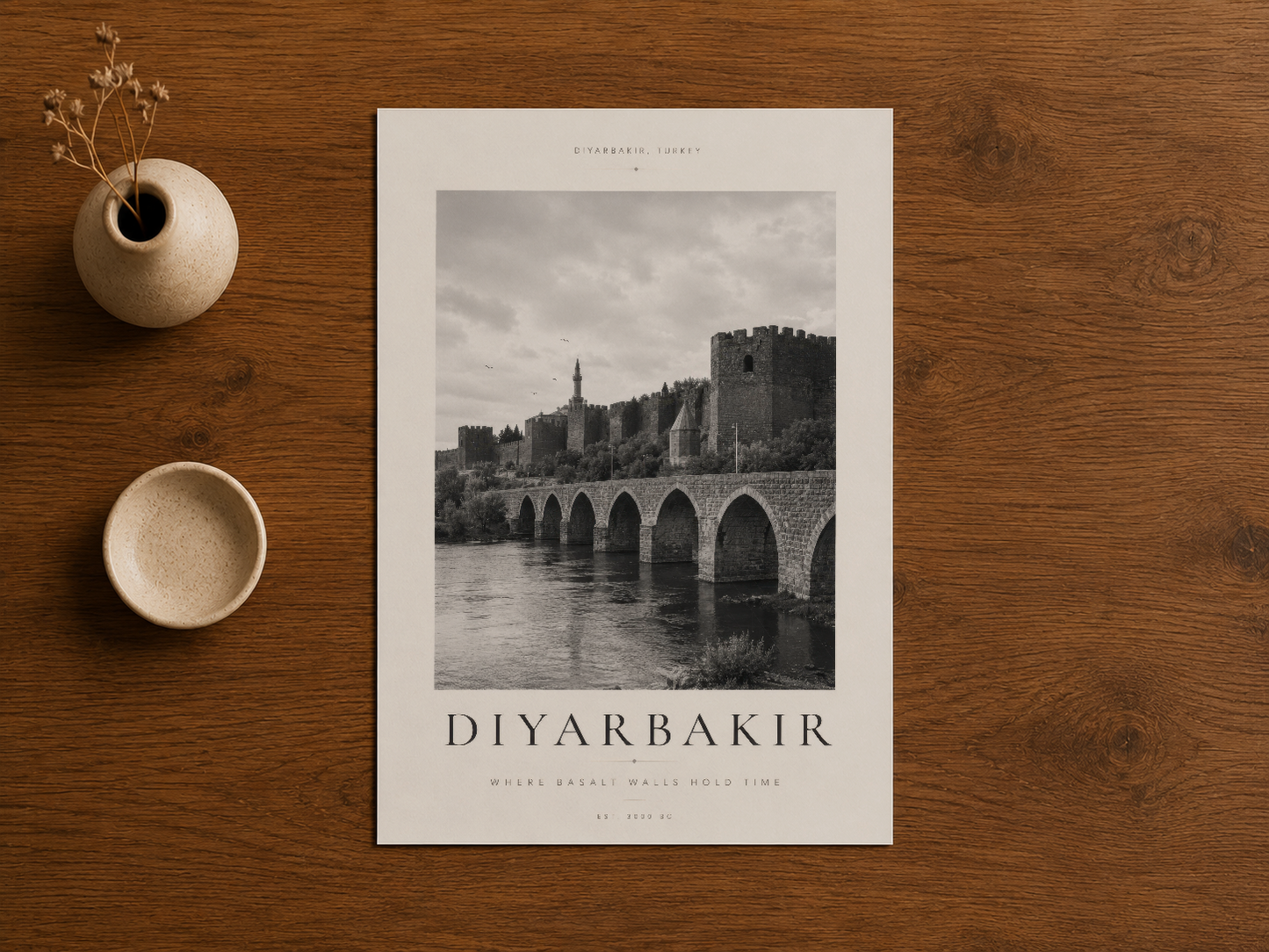 Diyarbakır Basalt Köprüsü'nün nostaljik siyah beyaz görüntüsü, dekoratif poster formatında.