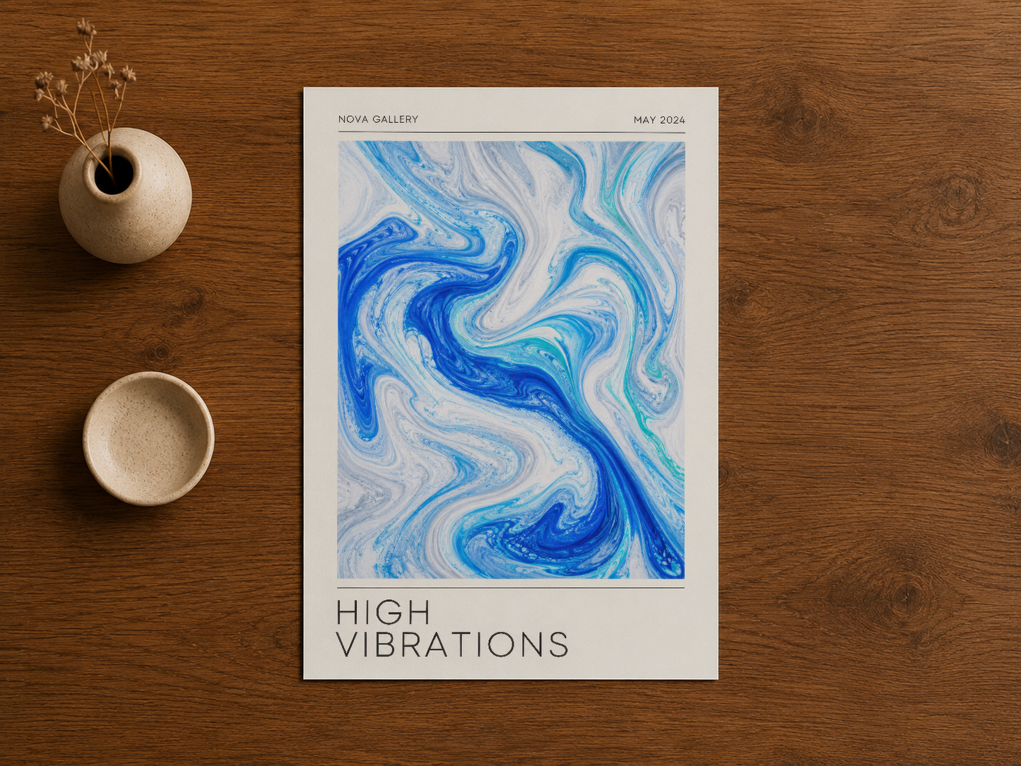 High Vibrations imzalı sıvı mermer baskı, ahşap masa üzerinde sergilenen sanat posterinin detay görünüşü.