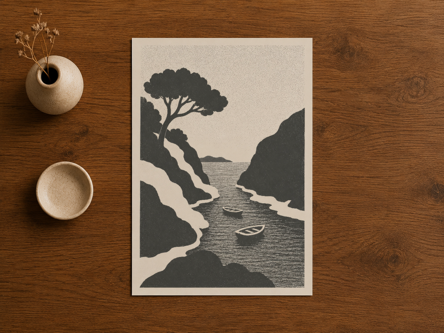 Minimal tasarımlı poster, deniz kıyısında ağaç silüeti, dekoratif objelerin yanında.