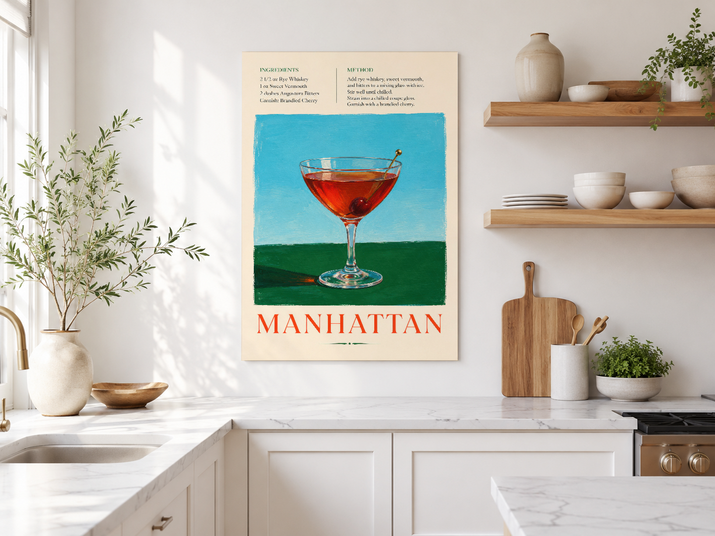 Manhattan kokteyl temalı vintage poster, ışık alan mutfakta zarif duvar parçası.