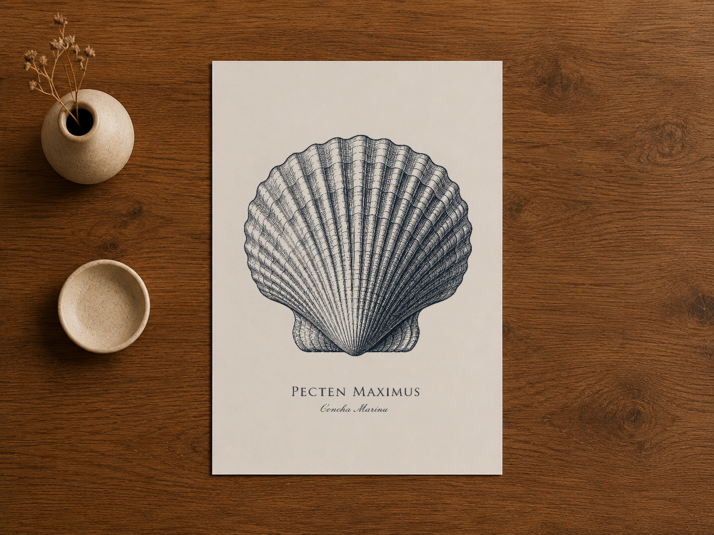 Ahşap masa üzerinde duran, Pecten Maximus motifli sanat baskısı, modern ev dekorasyonu.