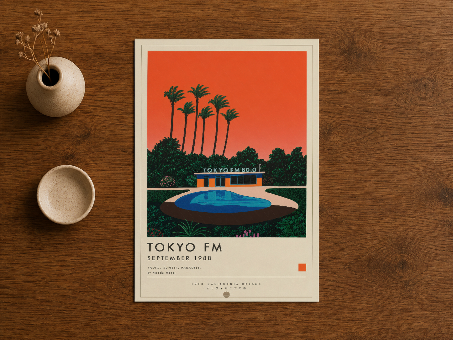 Ahşap yüzey üzerinde Tokyo FM sanat baskısı, seramik vazo ve kuru çiçeklerle doğal dekorasyon tamamlıyor.