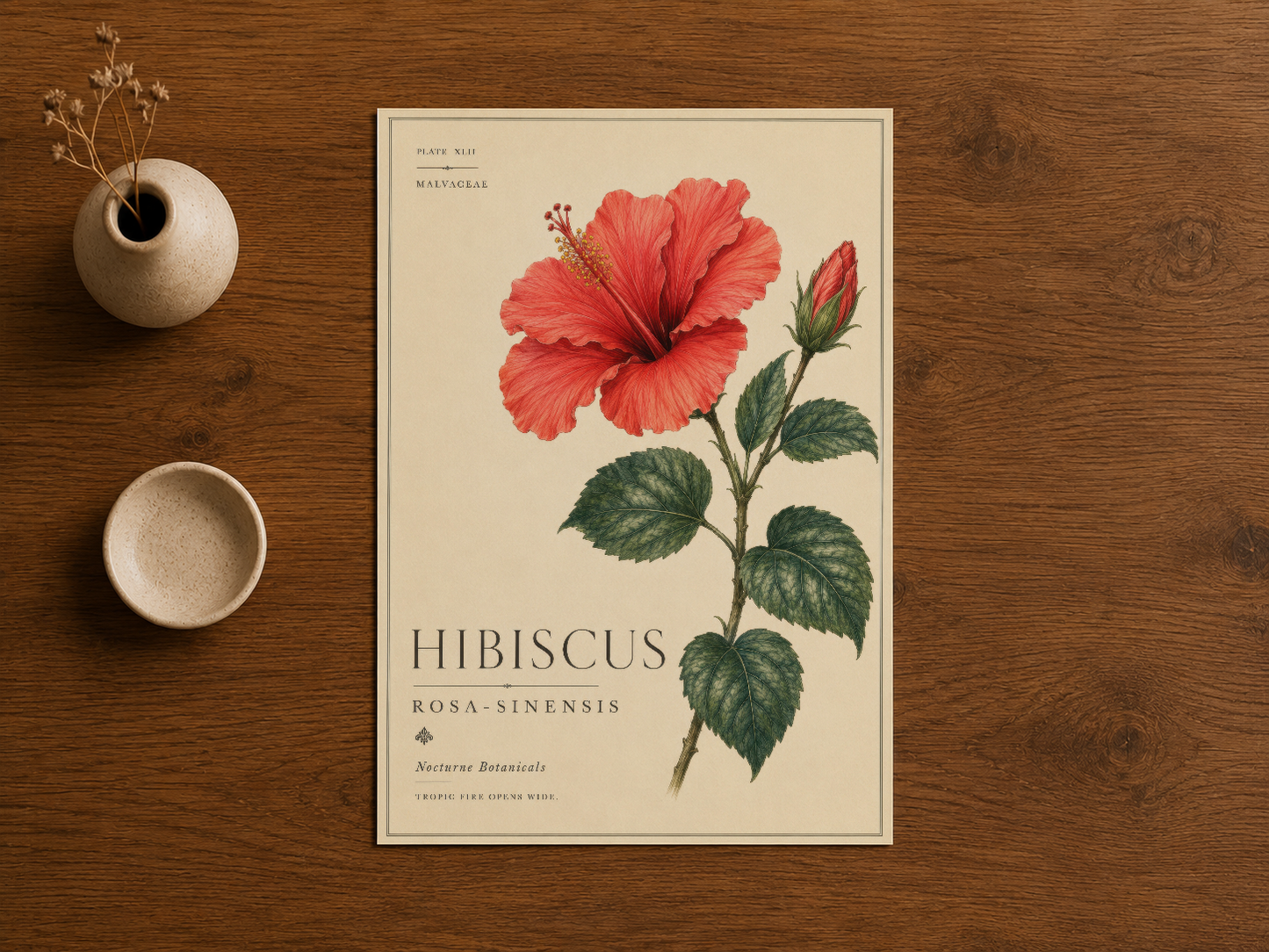 Rönesans botanik stilinde hibiskus tablosu, ahşap masada seramik vazo ile gösterilmesi.
