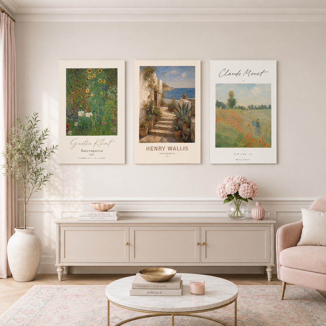 Botanik ve doğa temalı sanat posterlerinin üçlü paneli, pastel tonlu oturma odasına sakin elegans katıyor.