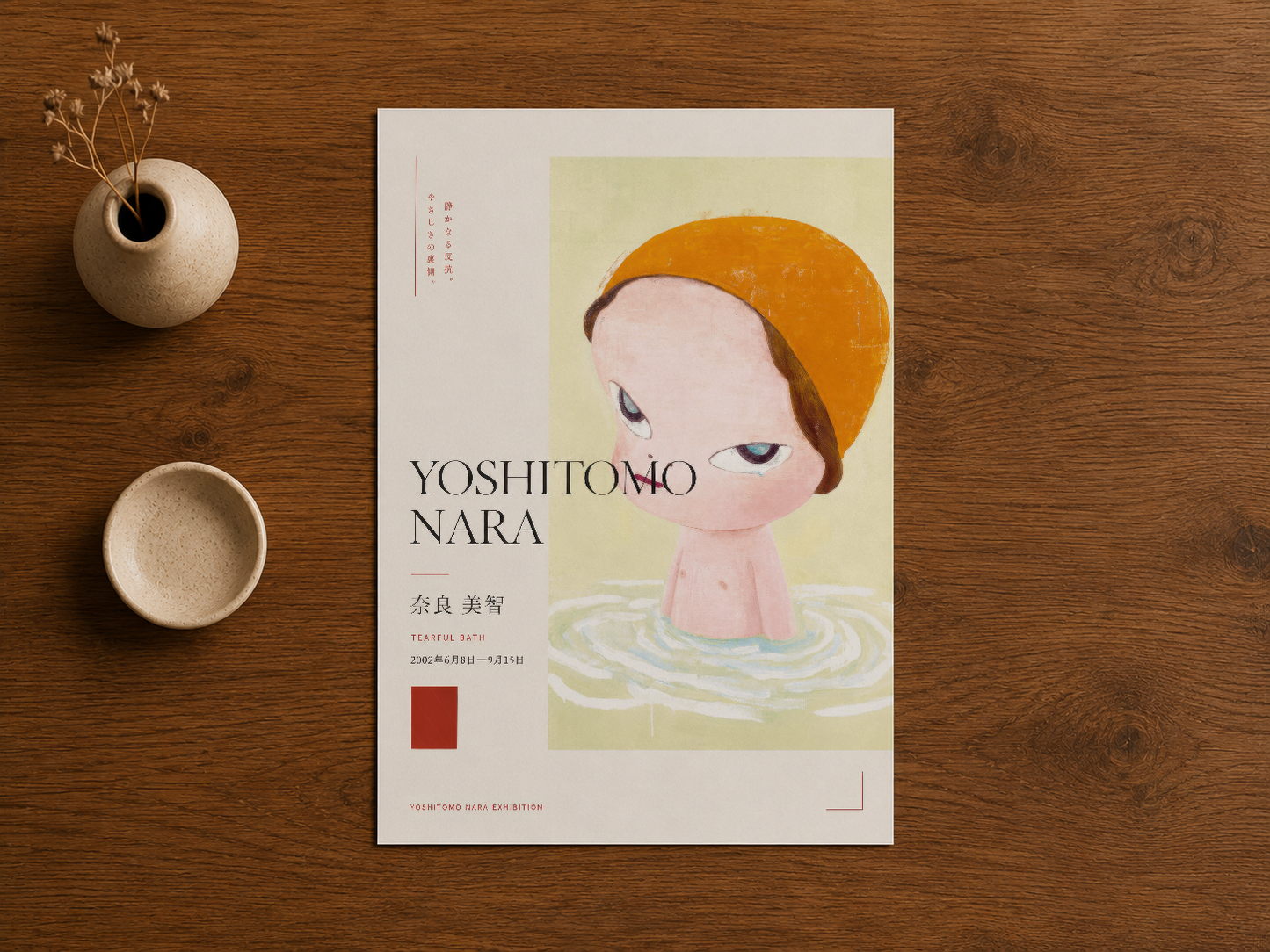 Japon sanat sergisi posterinin detaylı görünümü, endüstriyel ahşap zemin ve doğal stillendirmeyle.