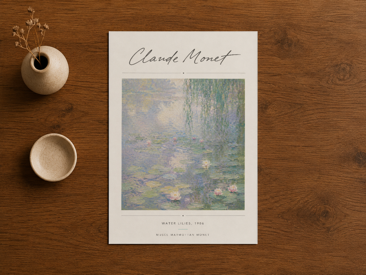 Monet'nin Su Nilüferleri eseri, ahşap yüzeyde sanat baskısı olarak gösteriliyor.