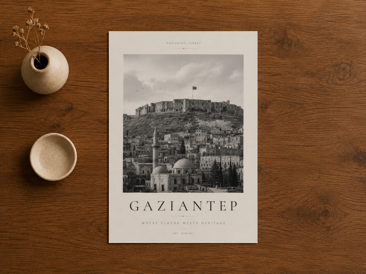 Gaziantep manzara fotoğrafı, ahşap zemin ve seramik aksesuar ile birlikte görüntülenen baskı.