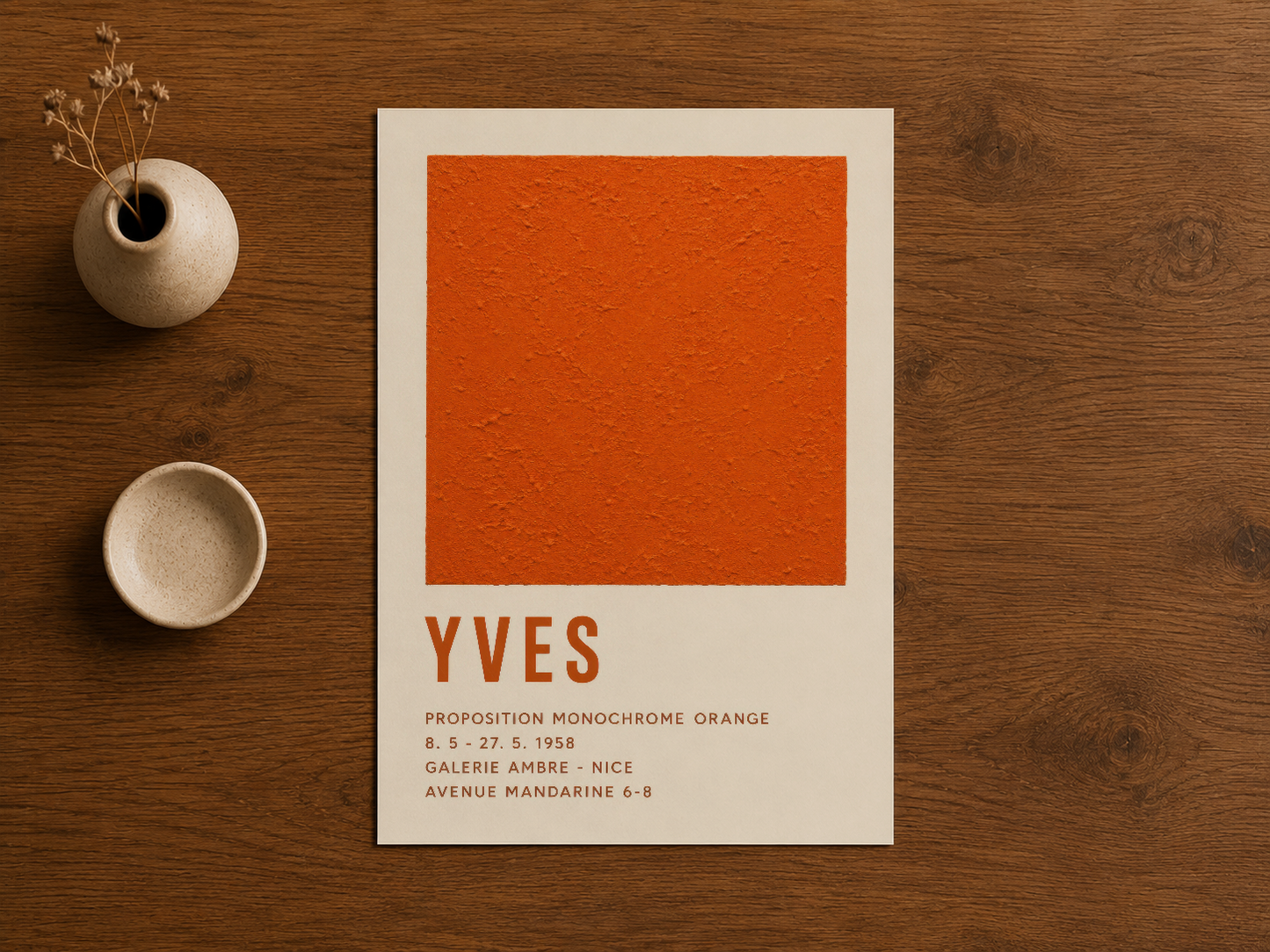 Doğal ahşap zemin üstünde, turuncu karenin ve katalog detayının yer aldığı YVES tasarım posteri.