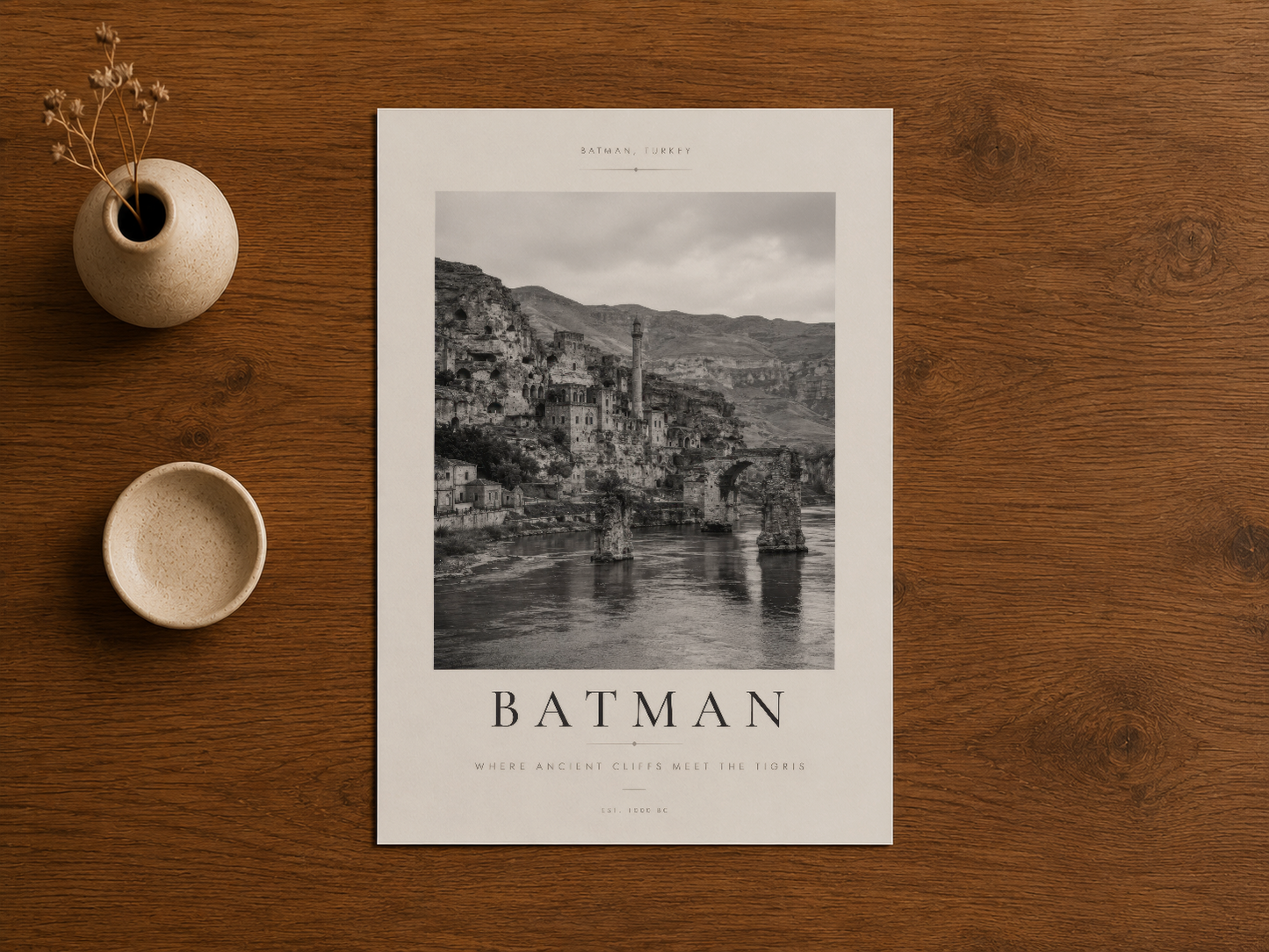 Batman Türkiye sanat prints ahşap masada, dekoratif seramik aksesuarlar yanında sergileniyor.