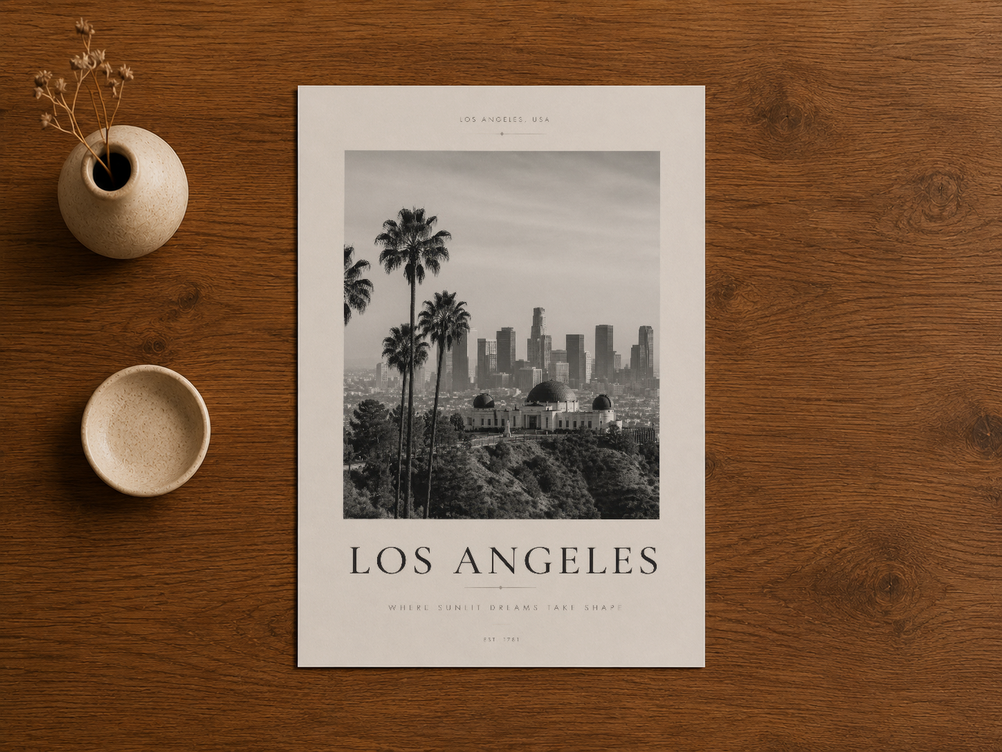 Los Angeles şehrini gösteren şık siyah beyaz tasarım poster, natural ahşap zemin üzerinde sergilenmektedir.