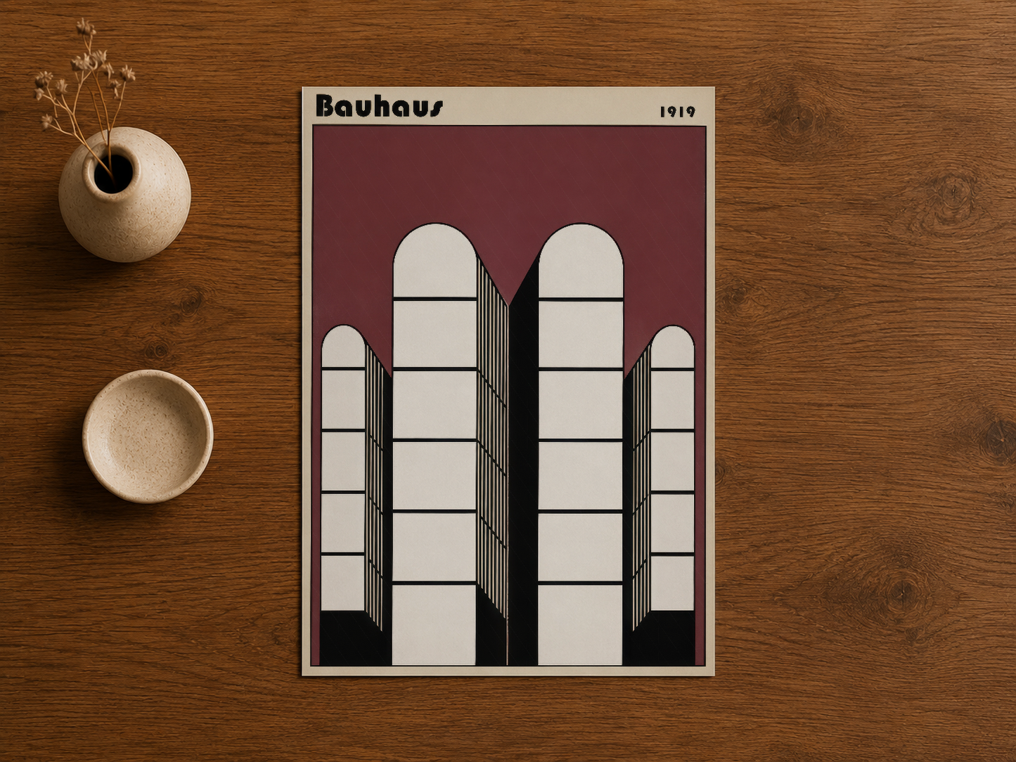 Bauhaus 1919 baskı, ahşap arka planda, minimal dekorasyon öğeleriyle birlikte sergilenen sanat.
