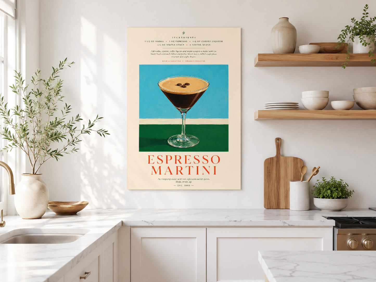 Vintage Espresso Martini baskısı, çevre doğal ışık ve ahşap dekorlarıyla uyumlu duvar sanatı.