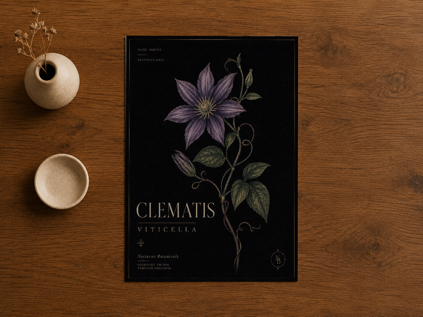 Clematis Viticella botanik posteri, klasik siyah zemine mor ve yeşil çiçek öğeleriyle işlenmiş.