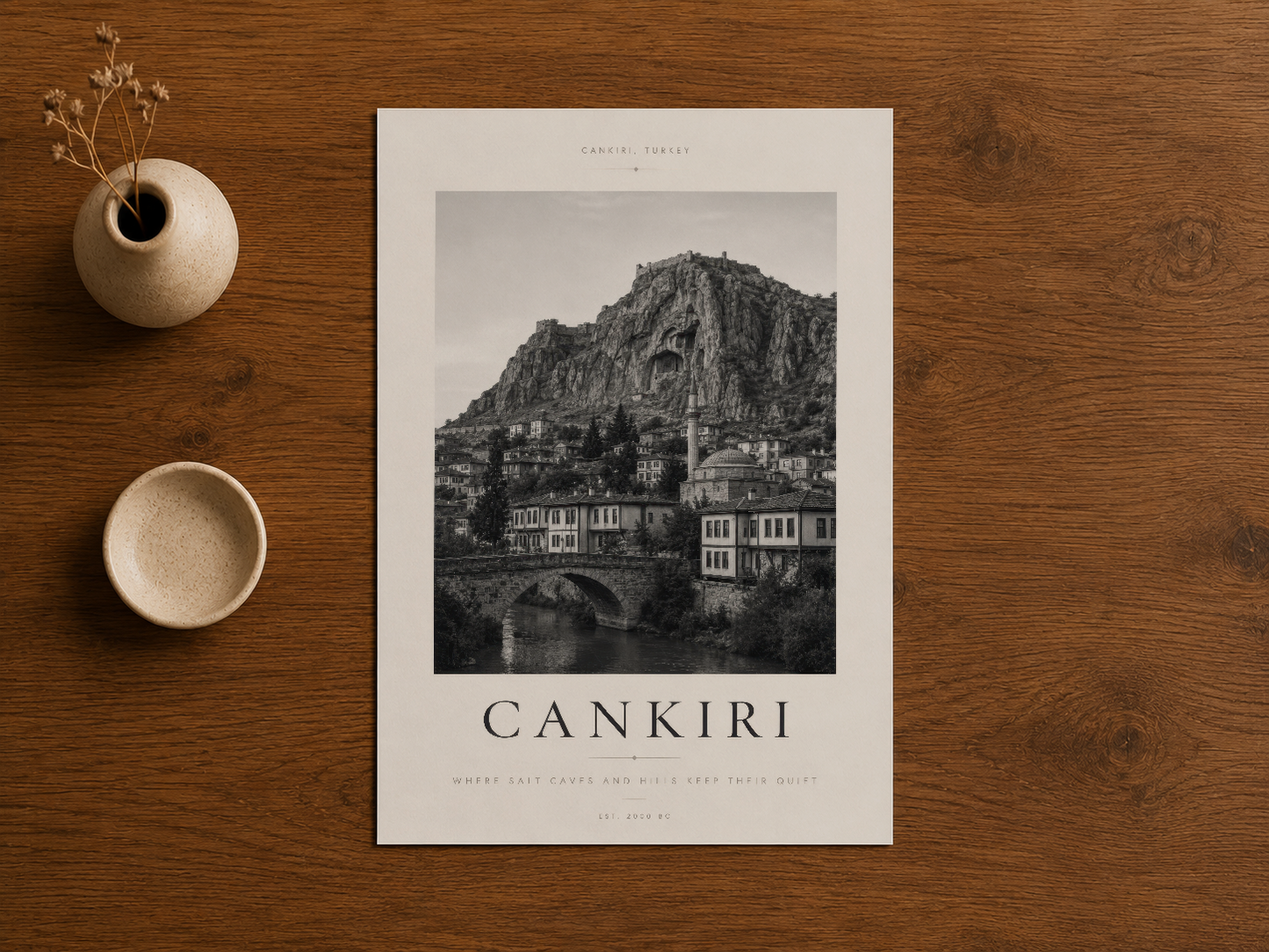 Çankiri duvar sanatı, ahşap masanın üstünde, seramik dekoratif objeler ve bitki vaziyle birlikte.