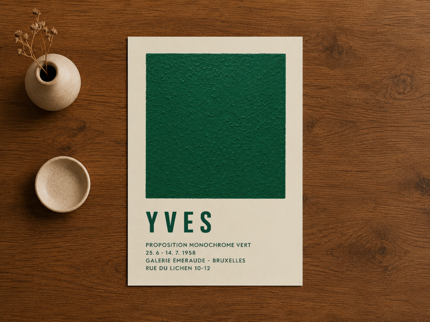 Ahşap yüzeyde sergilenen YVES yeşil monokrom poster, minimalist dekorasyon stilini özetleyen klasik bir eser.
