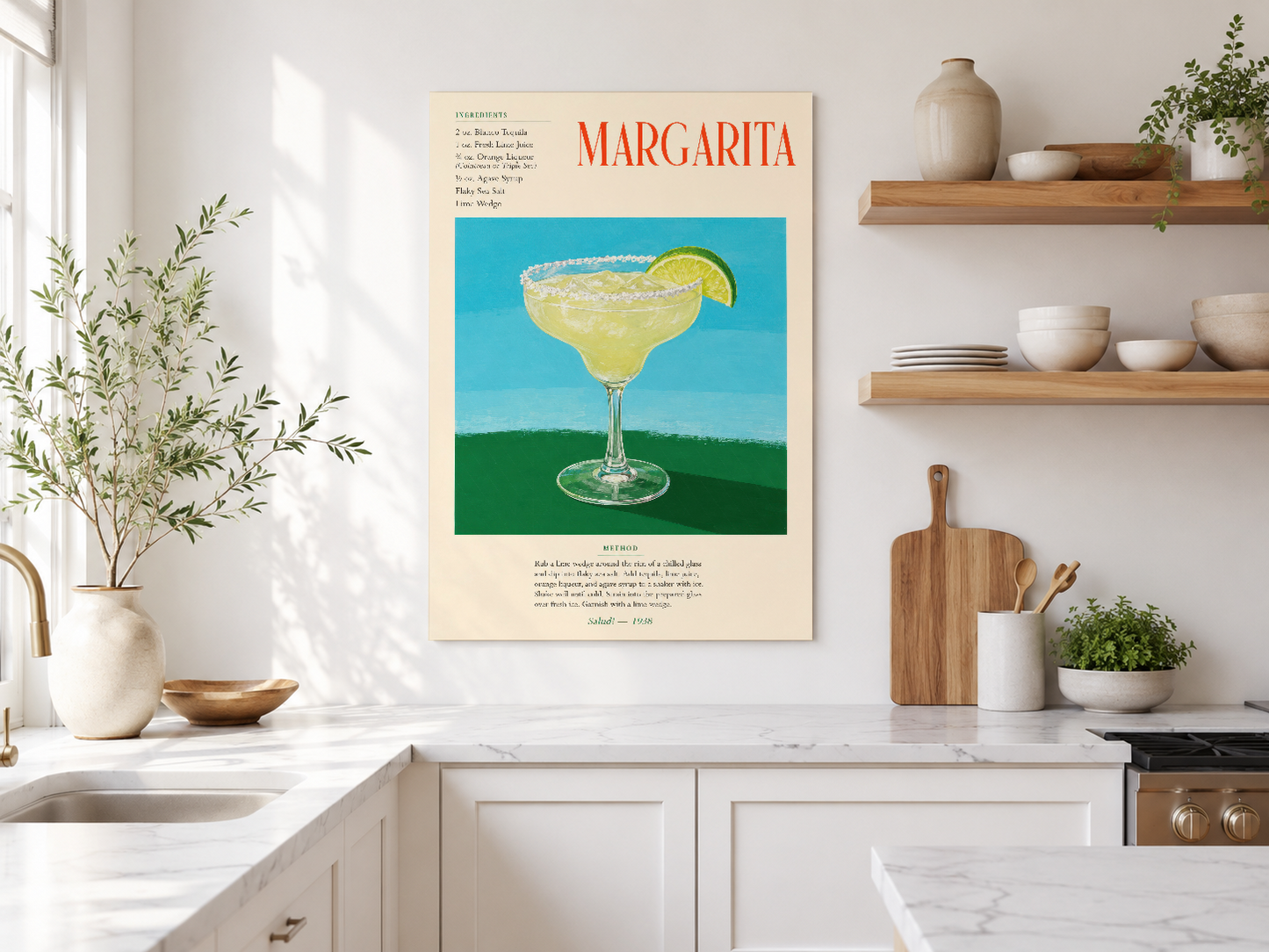 Margarita kokteyl sanat eseri, doğal ışık ve ahşap dekorasyon ögeleriyle modern mutfakta sergileniyor.