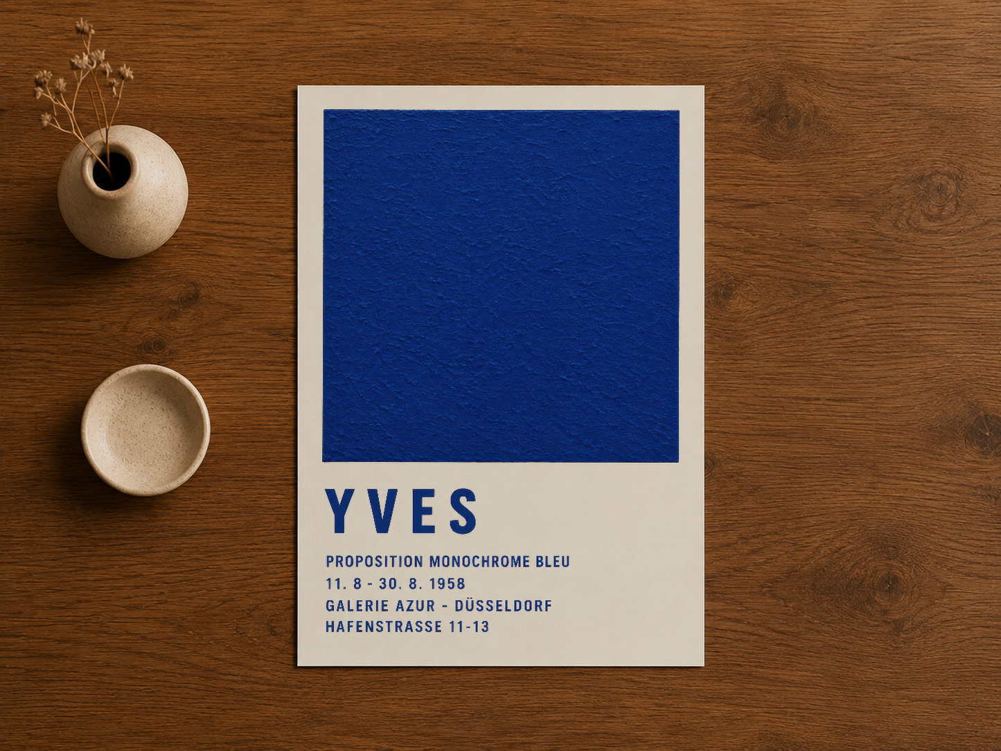 Yves Klein duvar posteri, ahşap masada vintage seramik aksessuarlarla birlikte sunulan görünüm.