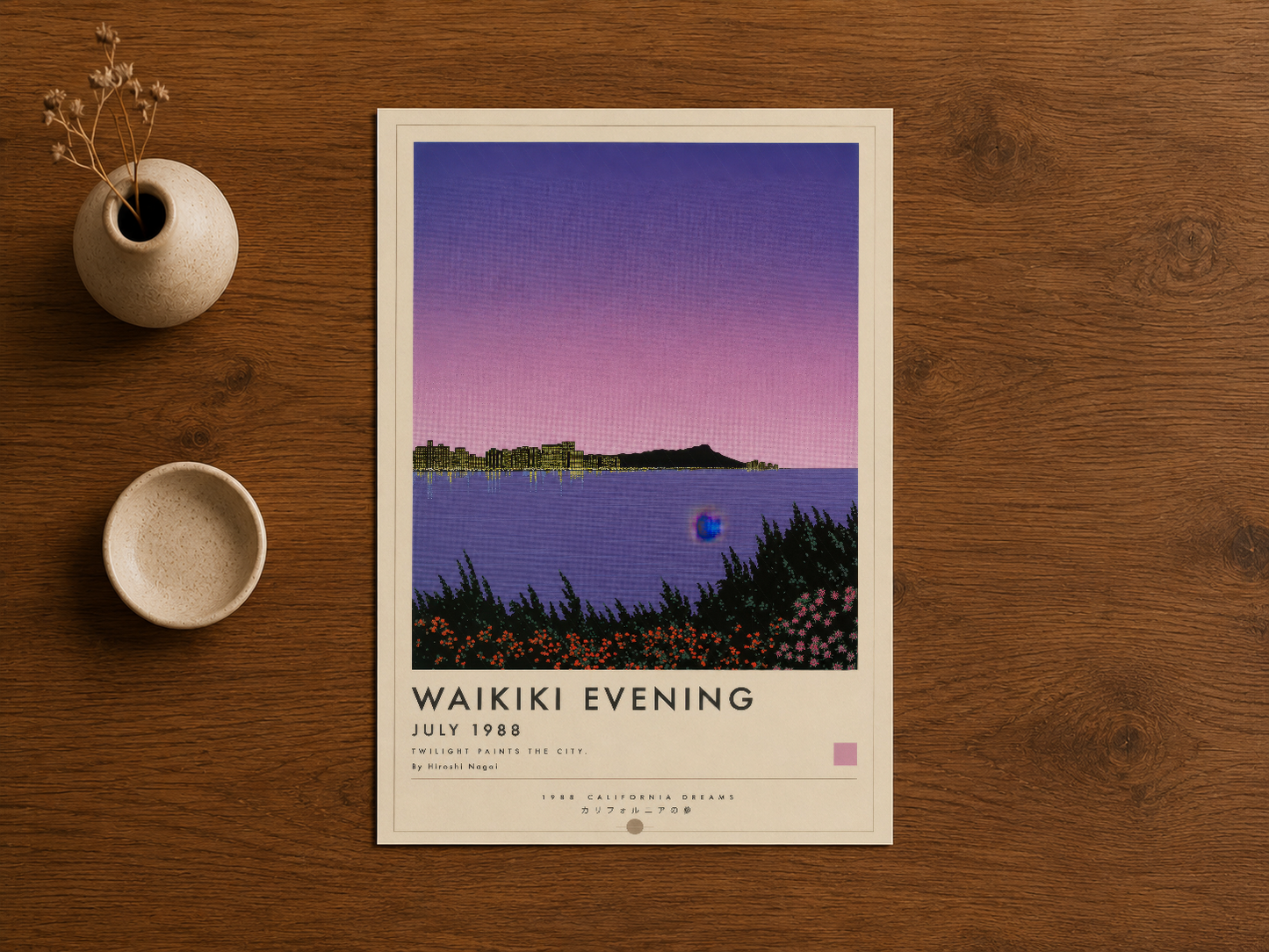 Waikiki Evening tablosu, ahşap zeminde sergilenerek gün batımı sahnesi ve botanik detaylarıyla dingin bir işin estetik
