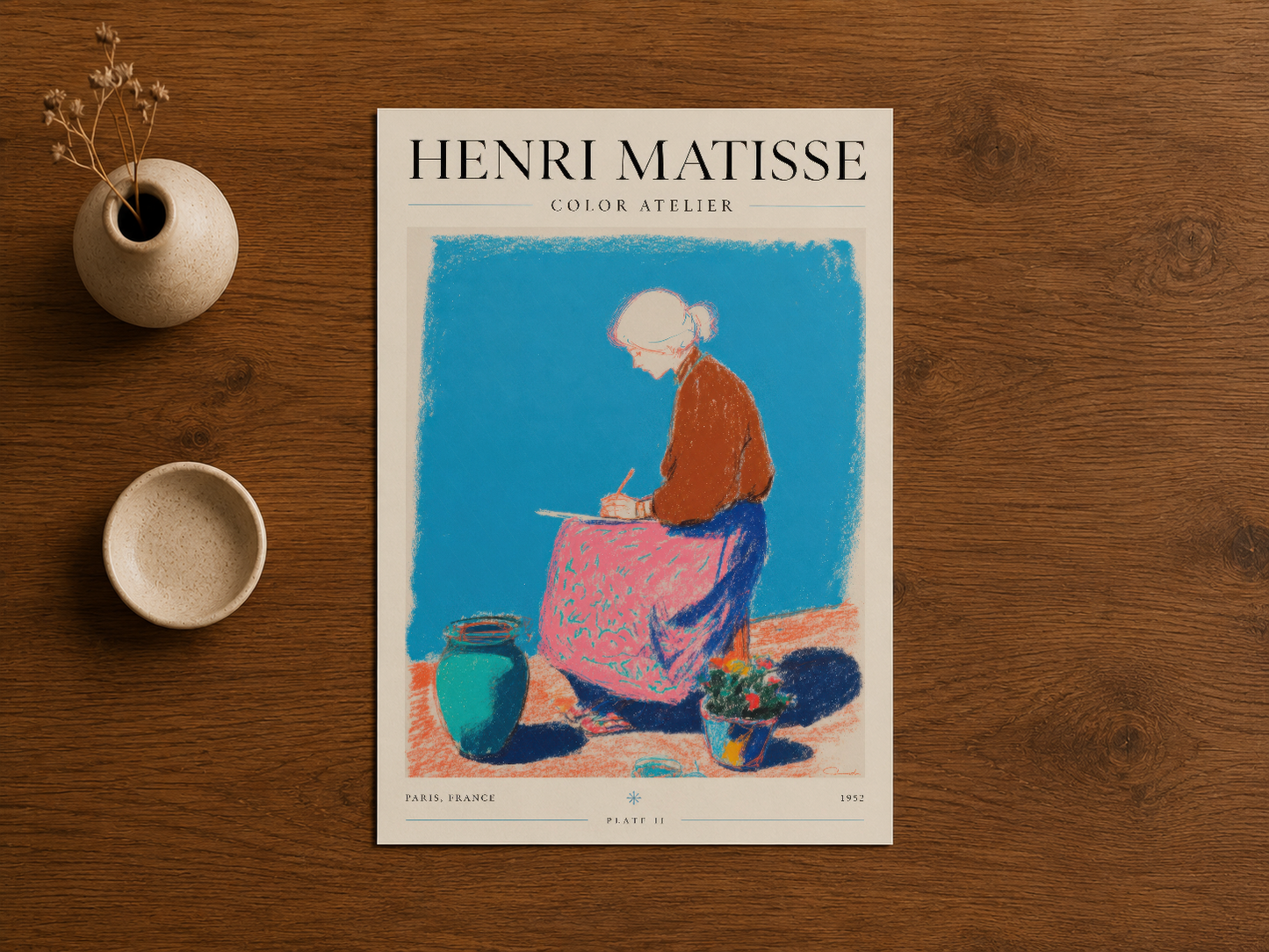Henri Matisse Color Atelier tablosu, ahşap masada sergilenen müze kalitesi bir sanat baskısı, zarif tasarımı vurgulayan.