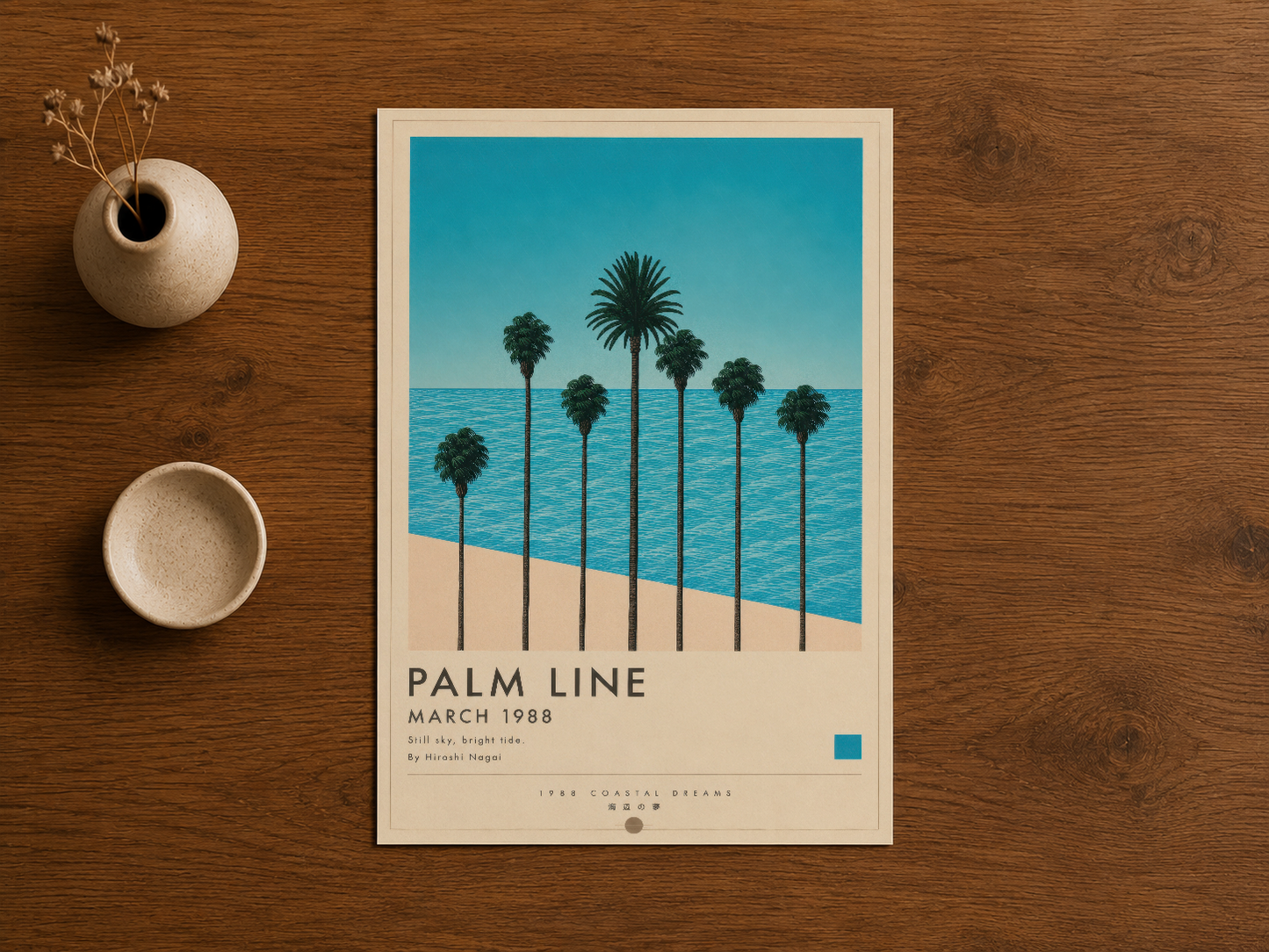 Sahil ve palmiye motifleriyle bezenmiş, krem ve mavi harmonyasında sakin atmosfer sunan retro poster tasarımı.