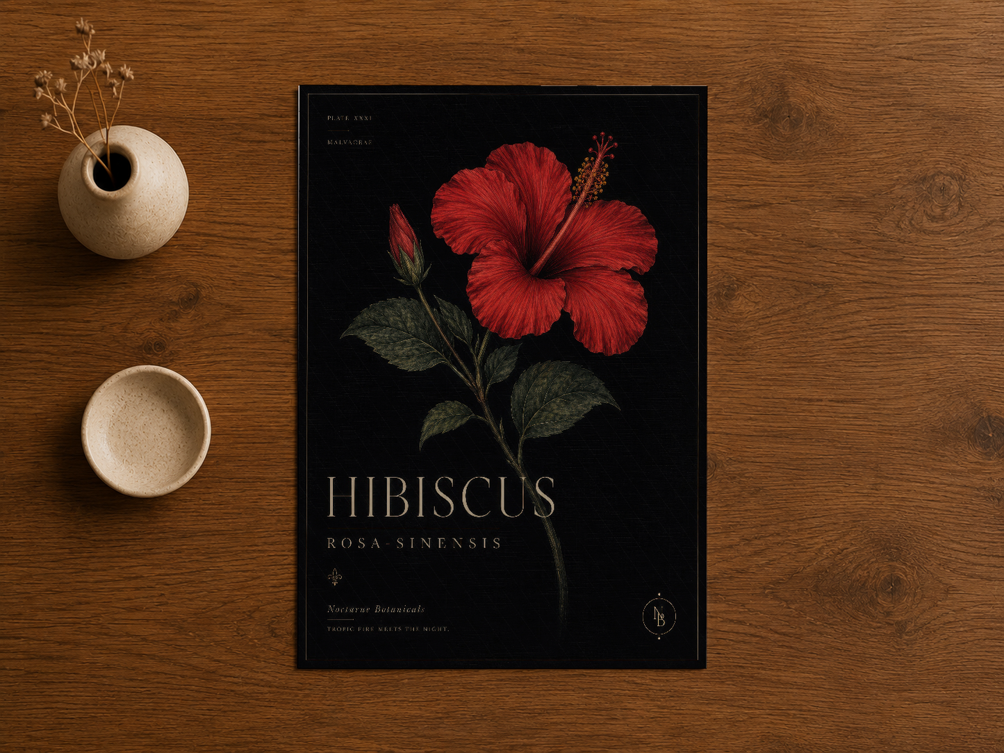 Ahşap masa üzerinde sergilenen, kırmızı hibiskus motifli zarif sanat baskısı.