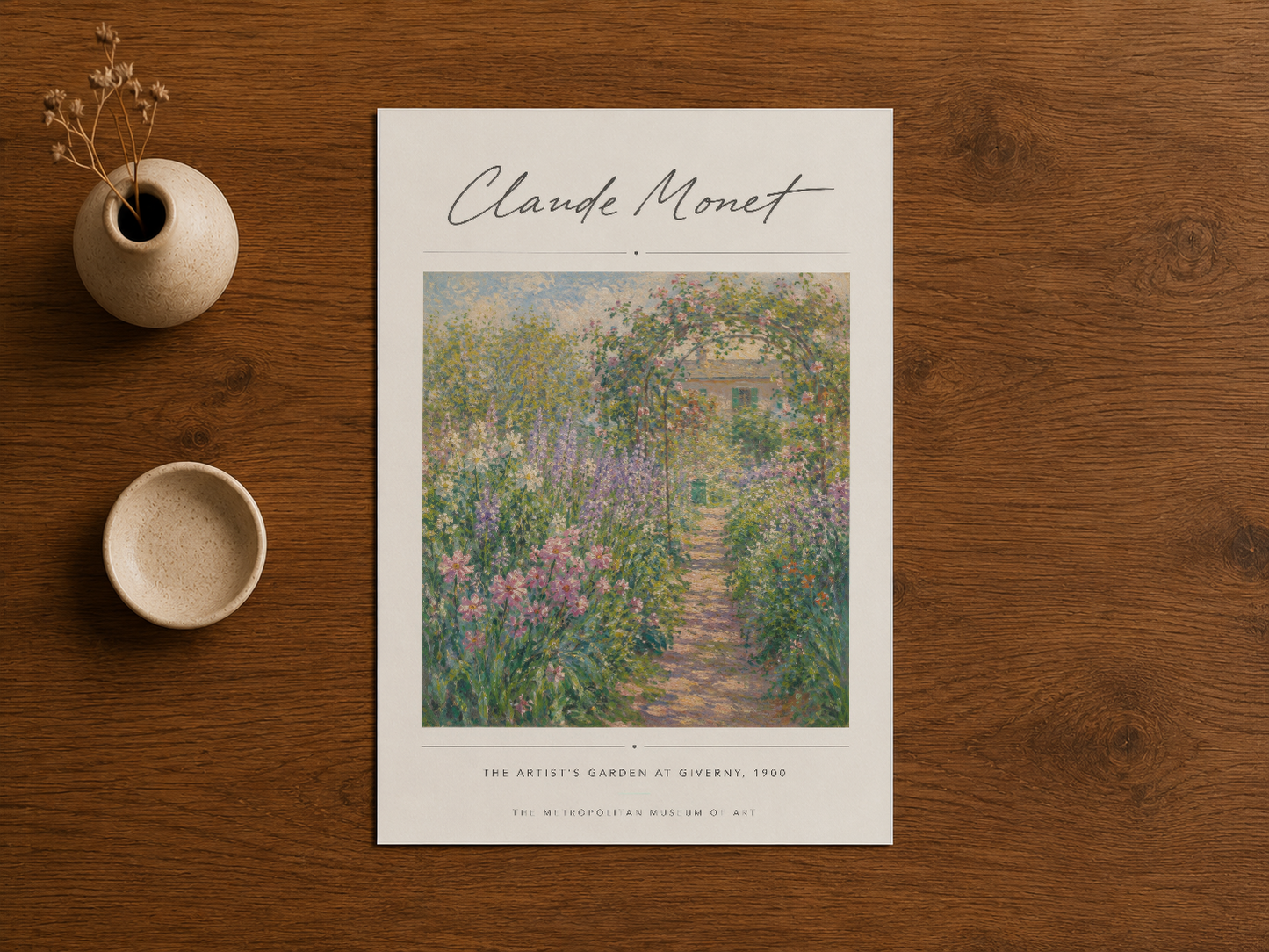 Claude Monet tasarımlı bahçe baskısı, seramik aksesuarlarla ahşap masada sergilenen poster.