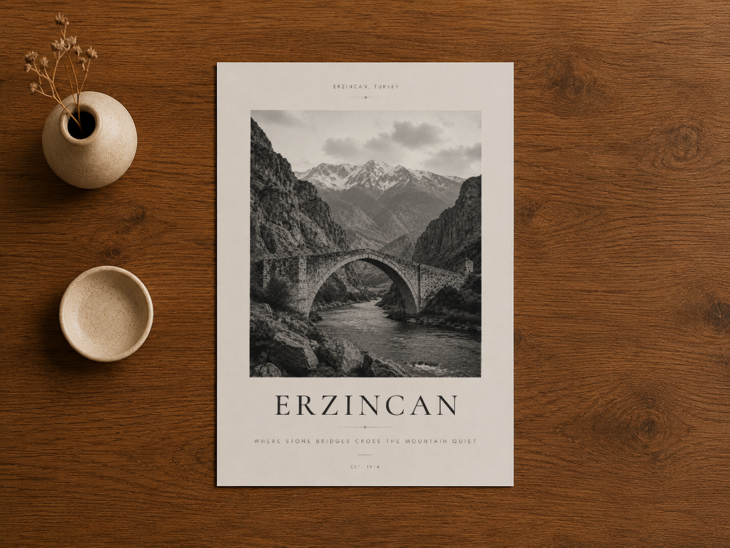 Doğal ahşap zemin üzerinde sergilenen Erzincan köprüsü siyah beyaz sanat posteri.