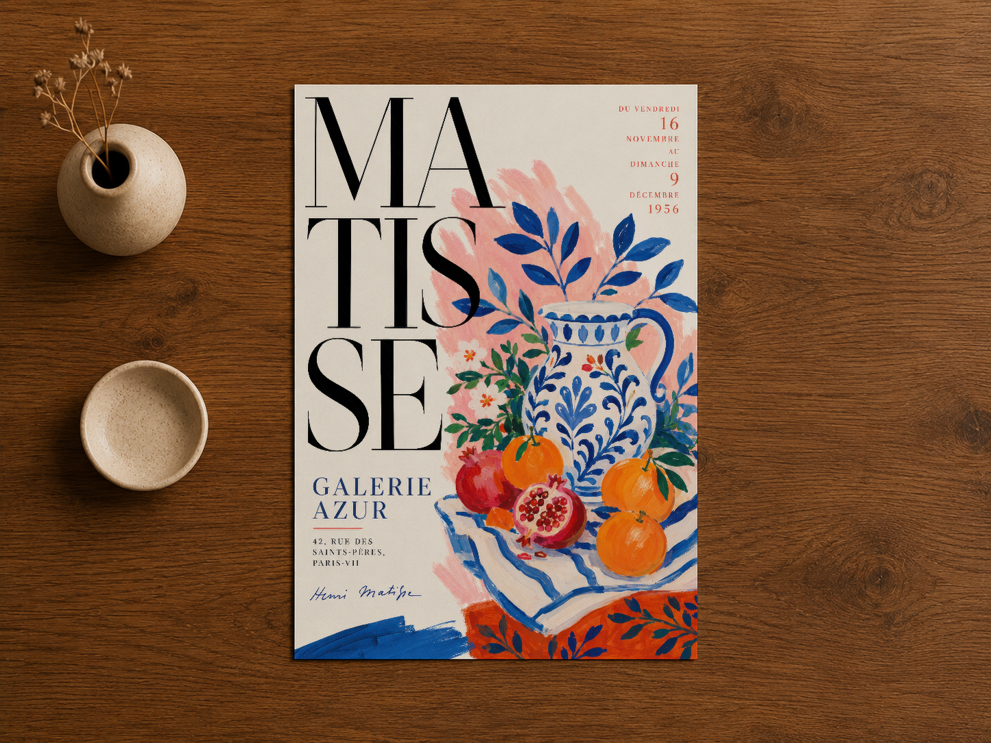 Matisse Galerie Azur baskısı, sıcak ahşap dekorasyonla rahatlık ve kültür hissi yaratıyor.