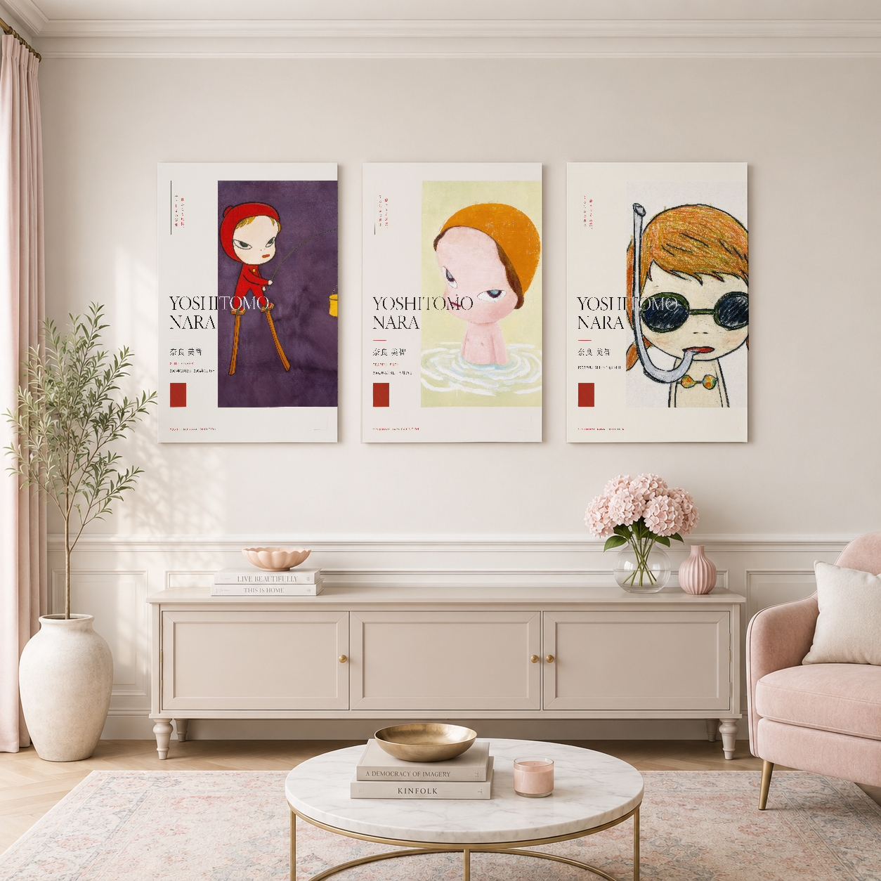 Oturma odasında dresuar üstünde, Yoshitomo Nara'nın karakterlerinden ilham alan üçlü poster seti, minimal çerçevelerle