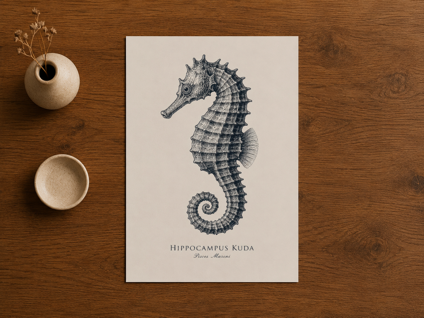 Hippocampus Kuda sanat baskısı, ahşap masa üzerinde doğal düzenlemeyle gösteriliyor.