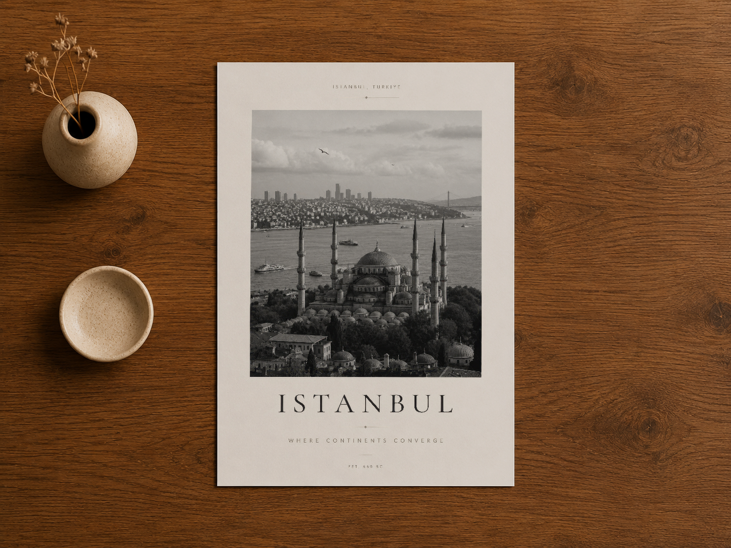 Zarif İstanbul manzarası tasarımı, ahşap zeminde sunulan klasik siyah beyaz baskı sanat tablosu.
