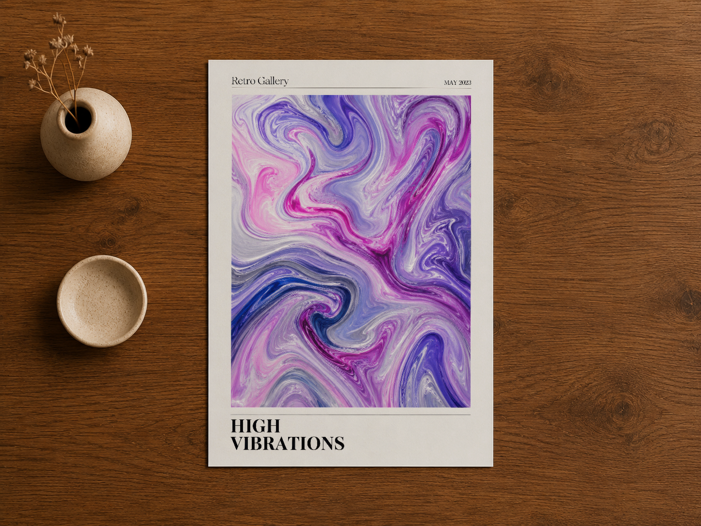 High Vibrations poster, canlı pembe-mor-lacivert akışkan pattern, ahşap masada sergilenen sanat eseri.