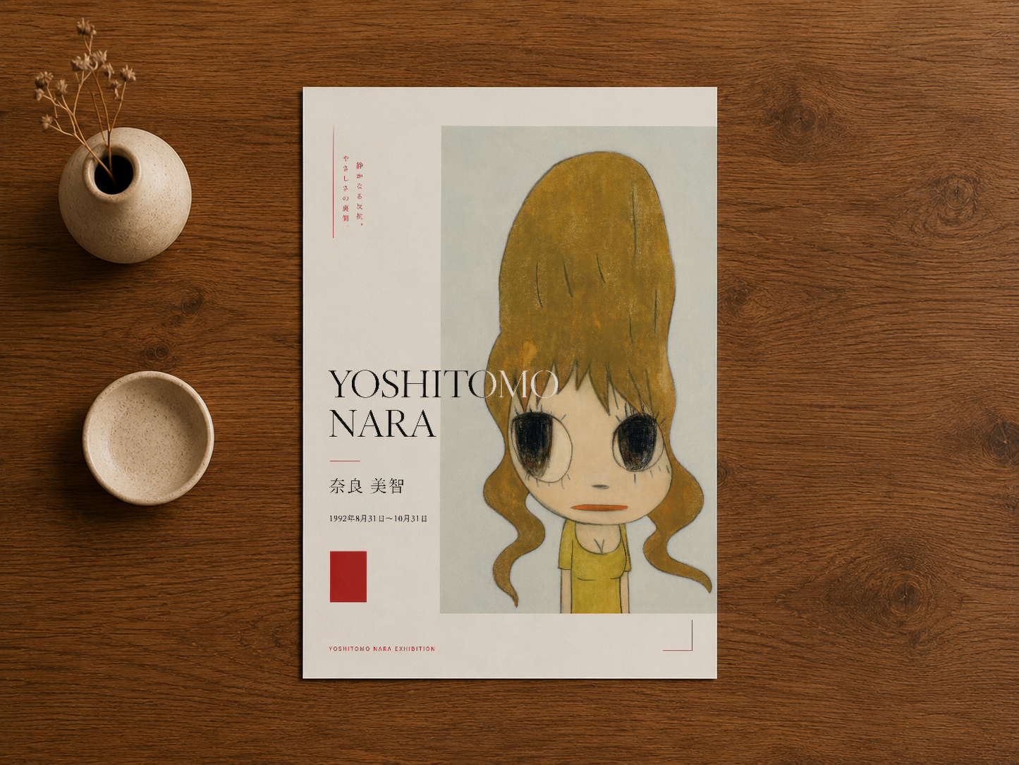 Seramik vazo ve fincan yanında ahşap masada sergilenen, minimal tasarımlı anime art poster.