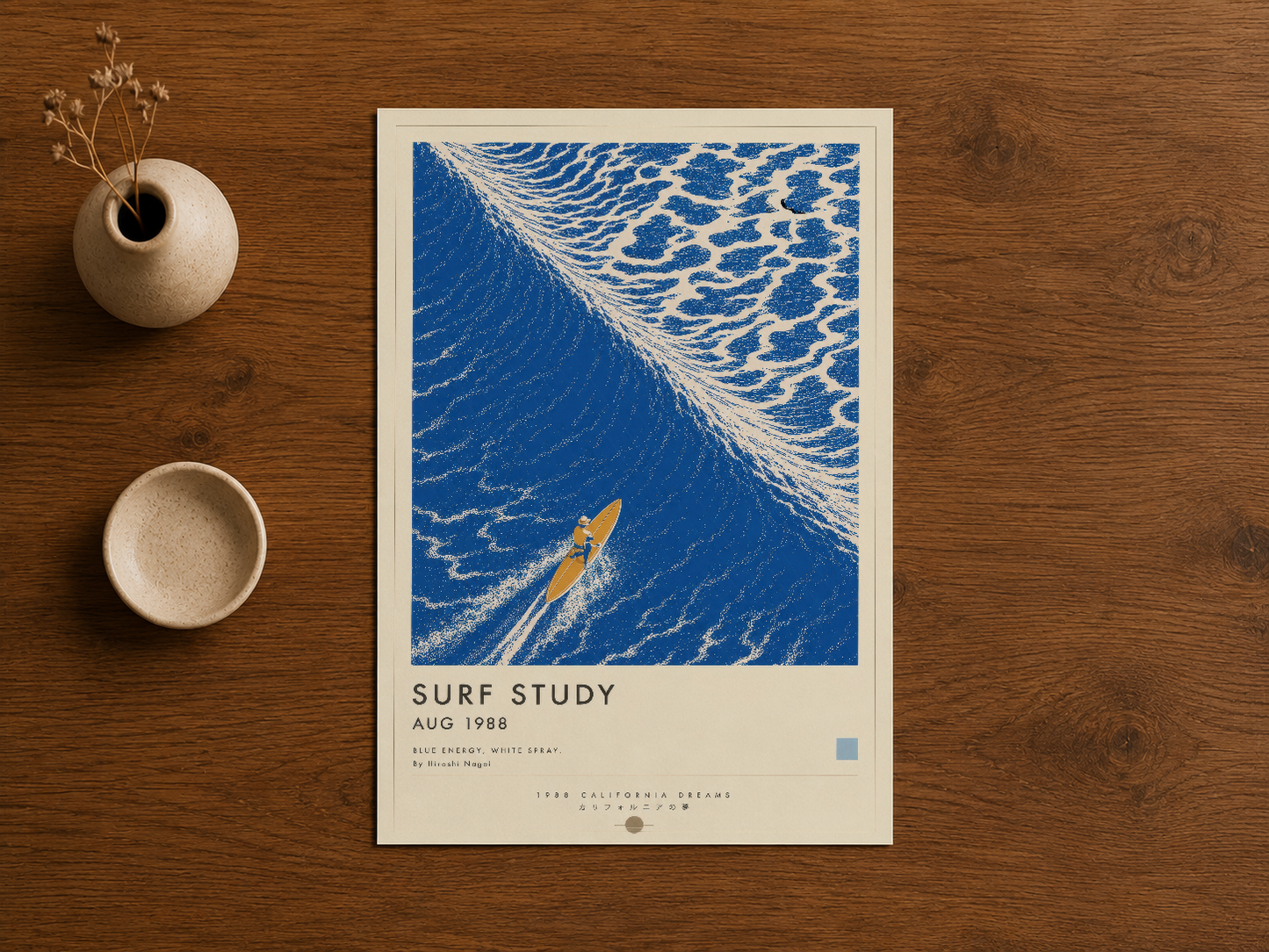 Ahşap zeminle poz alınmış, retro tasarımlı Surf Study posteri, dekoratif seramik objelerle kombinasyonda görülmektedir.