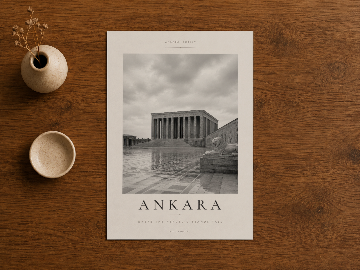 Monokrom mimarileri fotoğrafla anlatan Ankara posteri, naturel dekor elemanlarıyla sergileniyor.